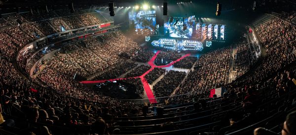 большая киберспортивная арена со сценой и зрителями